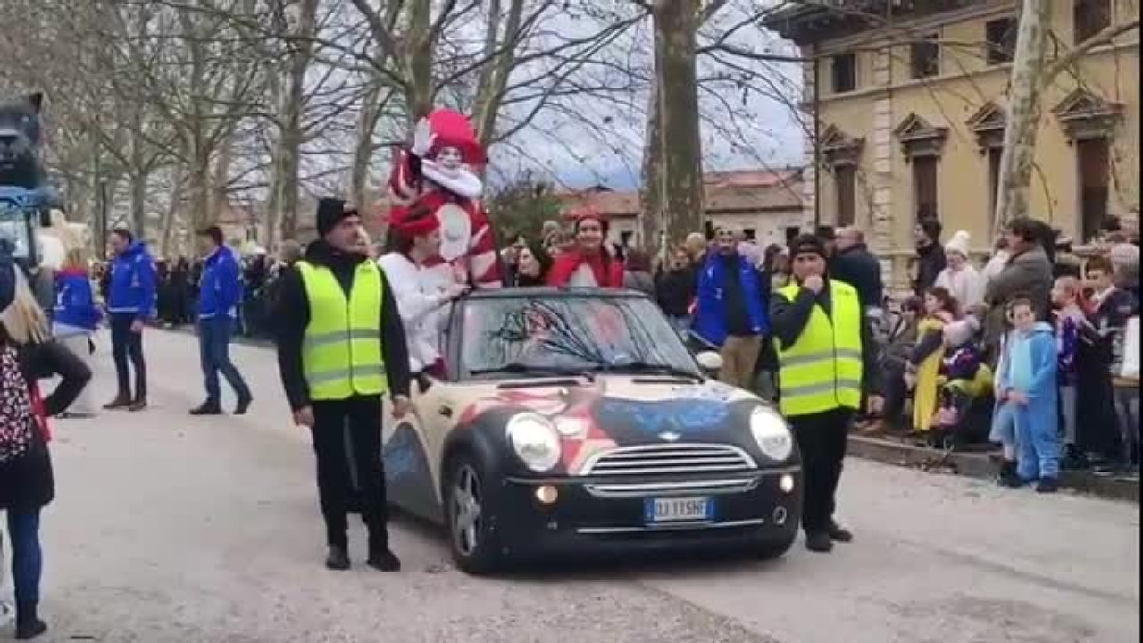 Il Carnevale di Viareggio sfila a Lucca