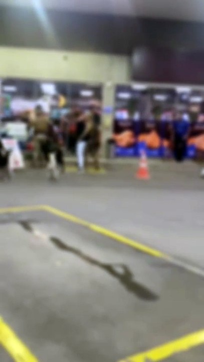 VÍDEO: Policial derruba mulher no chão durante...