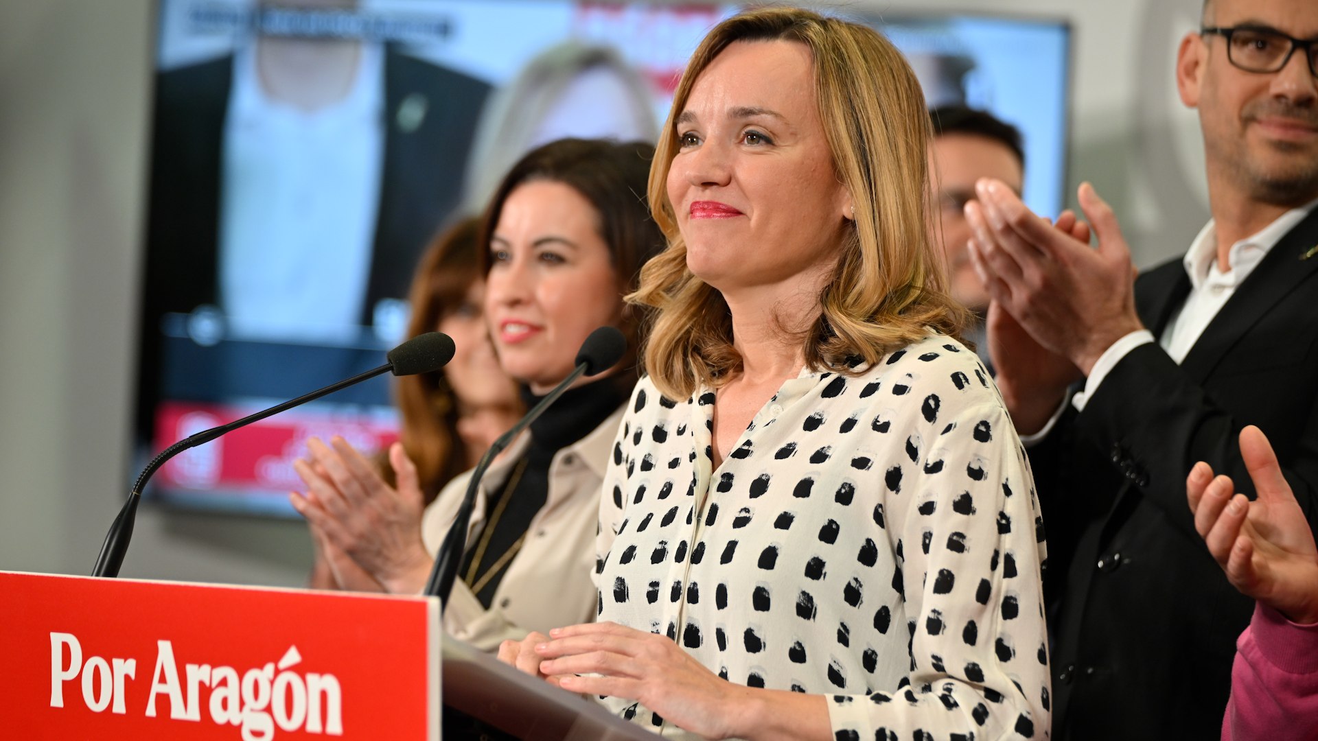 La candidata del PSOE a la Presidencia de Arag�n, Pilar Alegr�a, ha comparecido tras el cierre de las urnas para reconocer que los resultados obtenidos por su formaci�n en las recientes elecciones auton�micas no han sido satisfactorios. Con m�s del 98% del escrutinio completado, el Partido Socialista ha sufrido un significativo descenso, obteniendo 18 parlamentarios, lo que representa una p�rdida de cinco esca�os respecto a los comicios anteriores.