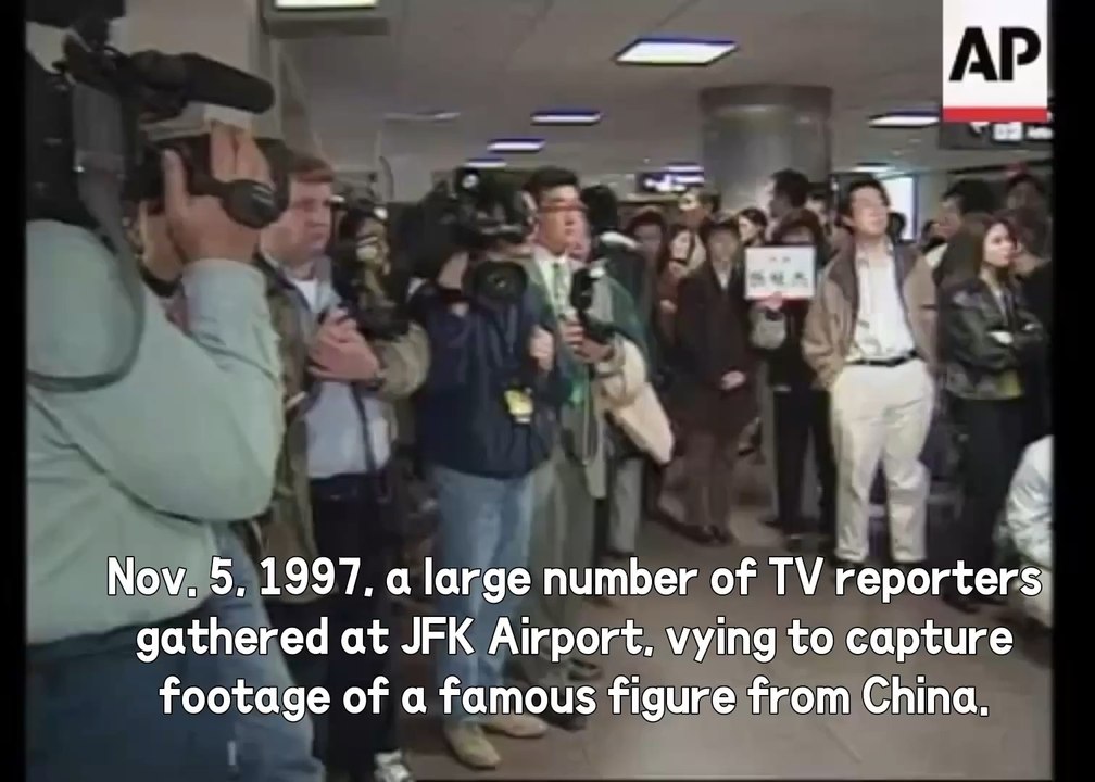 The Associated Press' live coverage from JFK Airport in New York on November 5, 1997: Bao Ge’s arrival with his sister in the United States caused a sensation.