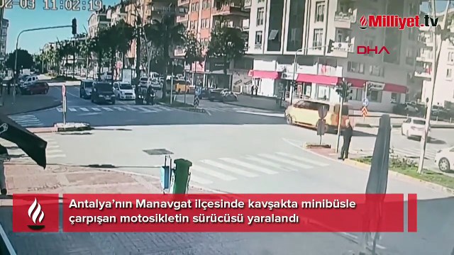 Minibüsün altında kalmaktan son anda kurtuldu! Devrilen motosiklet...