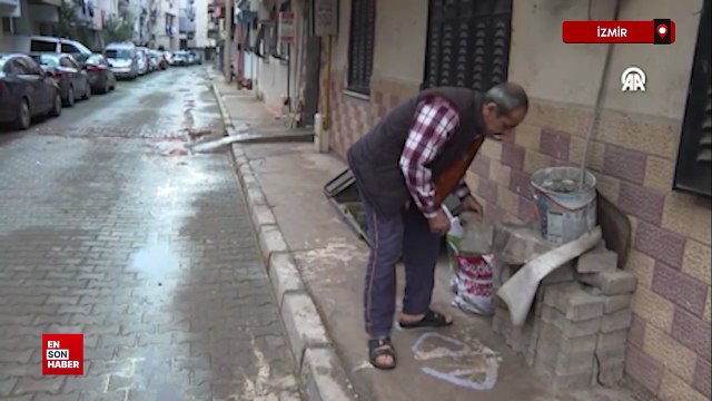 İzmir'de mahalleli bozulan yolu kendi imkanlarıyla onardı