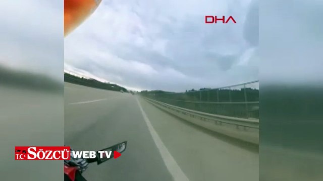 Motosiklet sürücüsü, kazada hafif ticari aracın camından içeri girdi