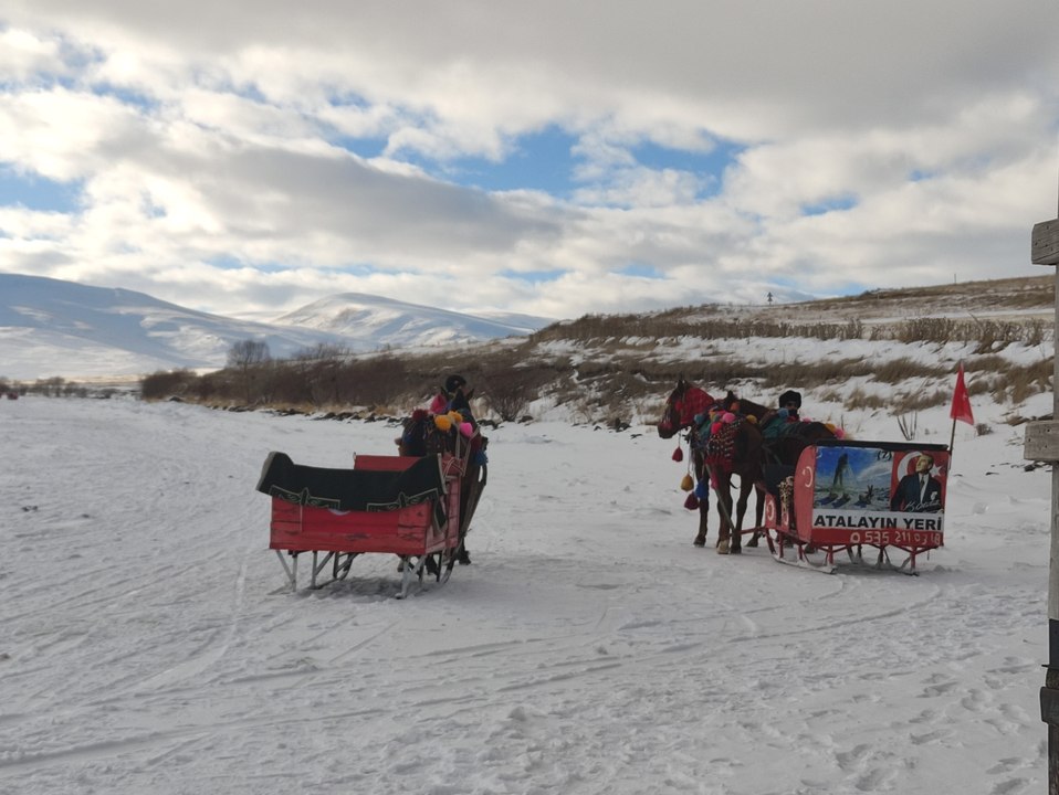 Çıldır Gölü'nde buz üzerinde halay ve atlı kızak keyfi