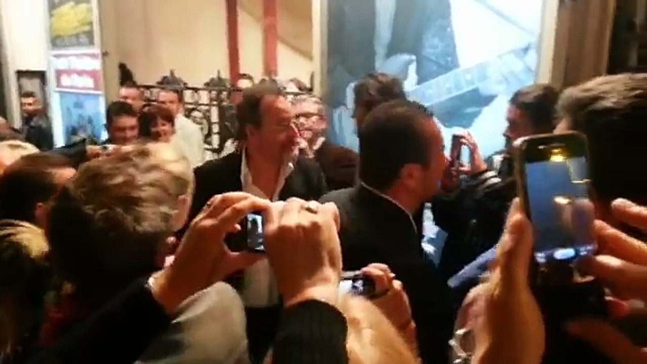 2013 – Johnny Hallyday – Arrivée de Johnny au Théâtre de Paris + extraits du show amateur (15 juin)
