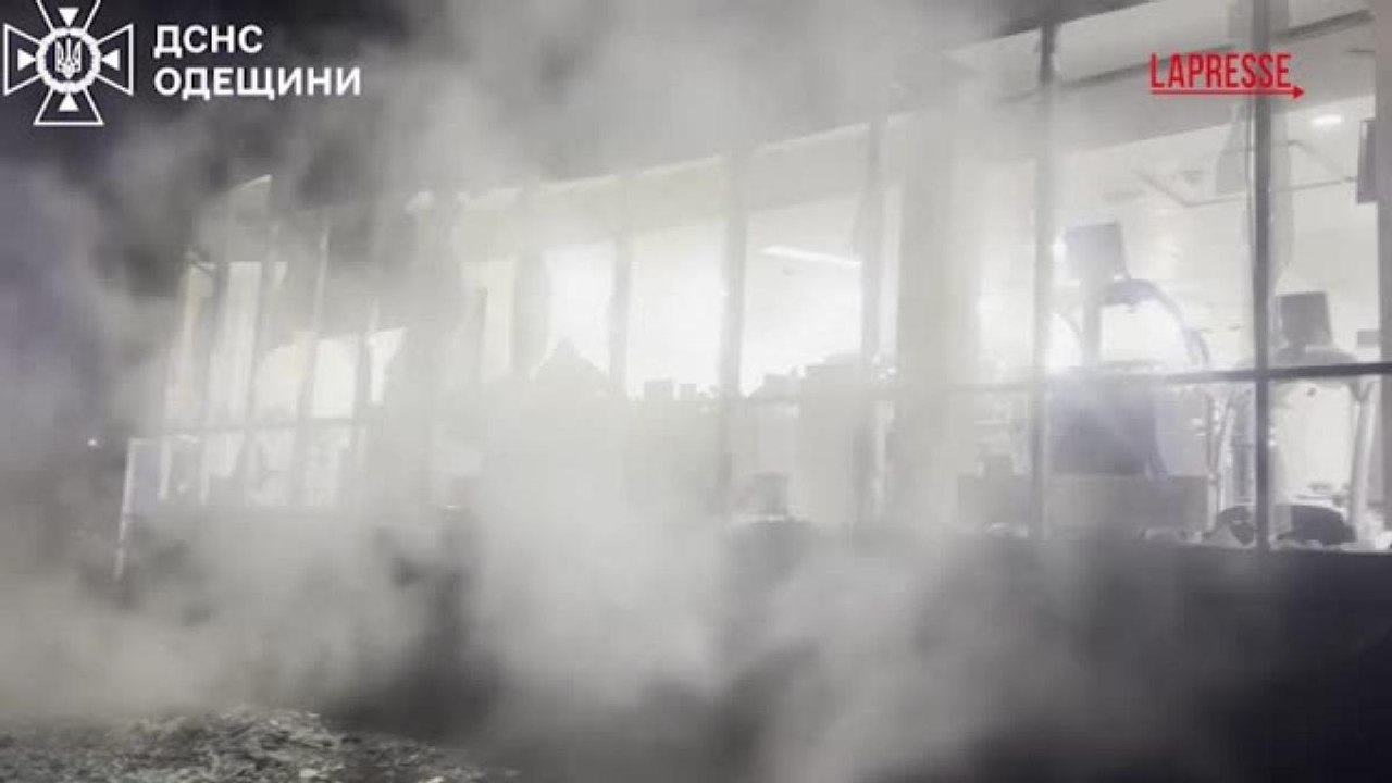 Ucraina, bombardamento russo su Odessa: distrutti anche edifici civili