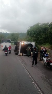 Vídeo mostra carreta tombada após acidente na Ladeira do Catolé