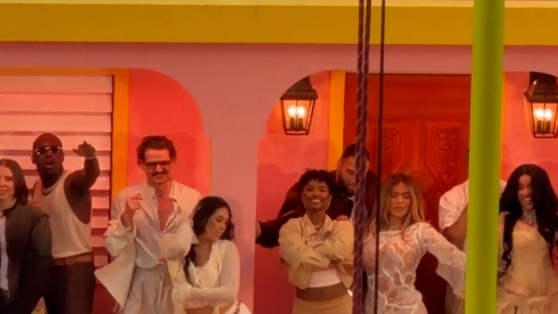 Cardi B, Pedro Pascal y Jessica Alba lo dieron todo este domingo, bailando con entusiasmo y sin reservas durante la actuaci�n de Bad Bunny en el intermedio de la Super Bowl. Desde el escenario del estadio de los San Francisco 49ers, en California, los actores y la rapera fueron testigos directos de un despliegue de ritmo, creatividad y plasticidad que transform� el recinto en una vibrante celebraci�n de la cultura latina.