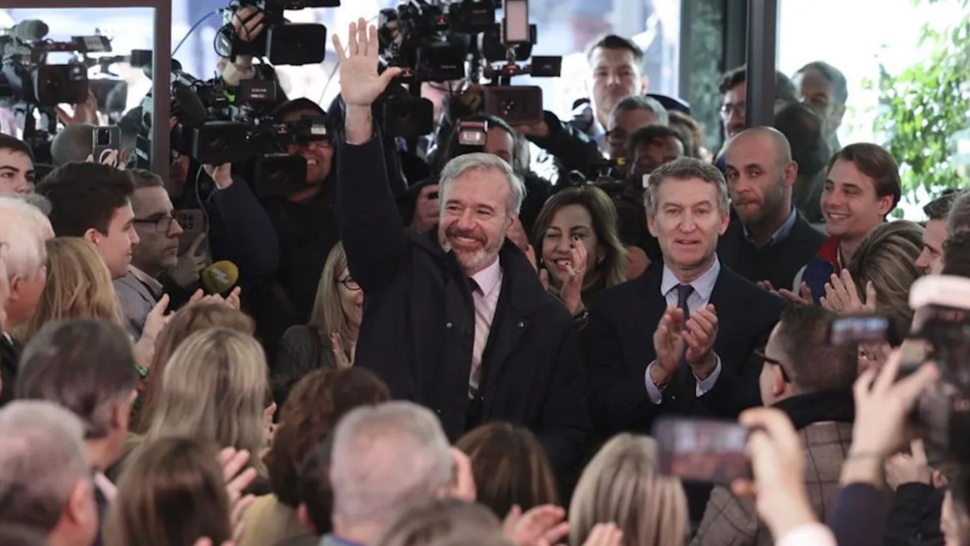 Alberto N��ez Feij�o evit� realizar una autocr�tica profunda y atribuy� la p�rdida de dos esca�os al hecho de que el PP part�a de una posici�n muy elevada. Subray� que la distancia con el PSOE sigue siendo amplia &mdash;ocho diputados&mdash; y destac� que los socialistas se encuentran m�s cerca del tercer partido, Vox, principal beneficiado del 8-F, que del vencedor, Jorge Azc�n. M�s all� del argumentario electoral, el l�der popular asumi�, en clave de futuro y ante la posible necesidad de acuerdos con la formaci�n de Santiago Abascal, que "los aragoneses han dicho que tenemos que entendernos".
Seg�n Feij�o, renunciar a ese entendimiento supondr�a generar "frustraci�n" entre los votantes. No obstante, lanz� un aviso a Vox al se�alar que cualquier pacto sustentado en la "mayor�a" &mdash;que, record�, representa el 53% del voto de la derecha&mdash; debe basarse en la "responsabilidad". Entre otras cuestiones, aludi� al respeto a la legalidad y a evitar choques abiertos con el Ministerio del Interior en materia de seguridad o con las instituciones europeas en asuntos como Mercosur, dos banderas pol�ticas que Vox pretende impulsar.