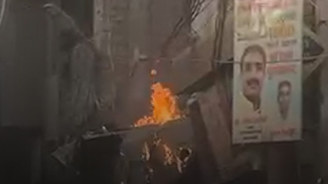 वाराणसी के दालमंडी में गरजा बुलडोजर 