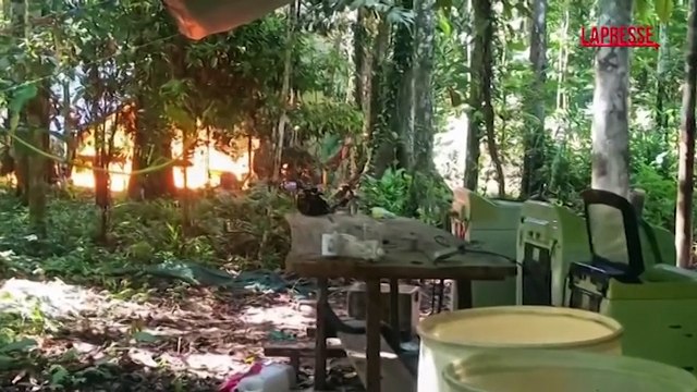 Bolivia, il video della polizia che distrugge un laboratorio di cocaina: colpi di mitra ed esplosioni