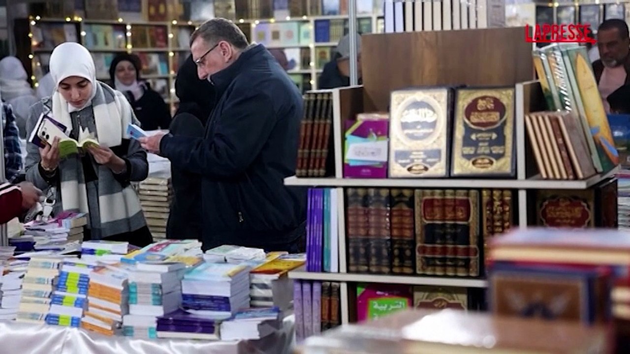 Siria, aperta la fiera del libro a Damasco, la prima dopo la caduta di Assad: centinaia i visitatori