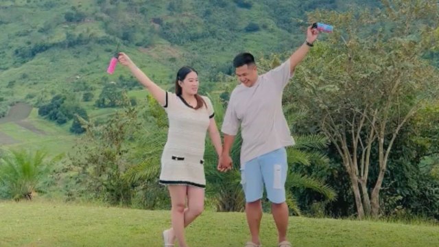Couple has a heartwarming reaction during a joyful gender reveal