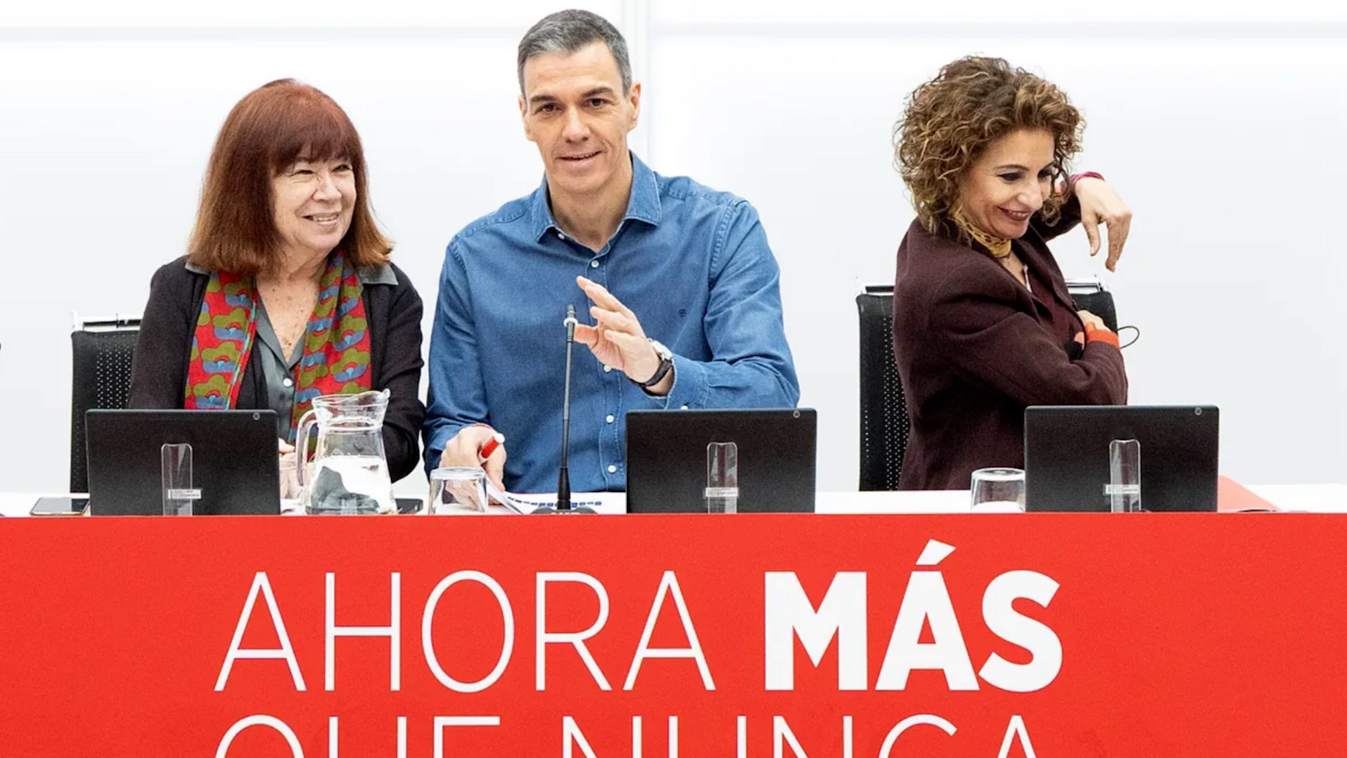 La Ejecutiva Federal del PSOE ha analizado este lunes los resultados de las elecciones en Arag�n eludiendo cualquier ejercicio de autocr�tica, a pesar de que el partido ha igualado su suelo hist�rico de 18 diputados, una cifra a la que ya cay� en 2015. Ante la c�pula socialista, Pedro S�nchez ha centrado su discurso en se�alar a la direcci�n nacional del Partido Popular como la responsable directa del crecimiento de Vox, formaci�n que ha logrado duplicar su representaci�n en las Cortes regionales.