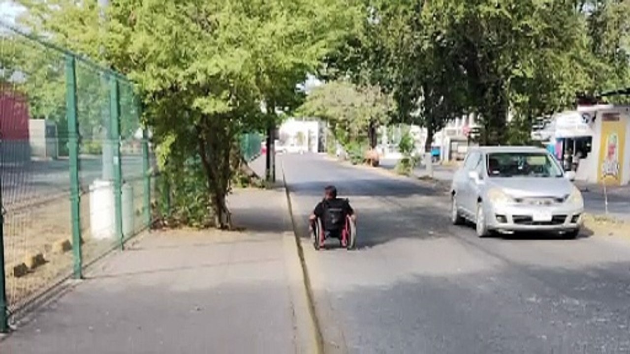 Banqueta obstruida pone en riesgo a peatones en González Gallo | CPS Noticias Puerto Vallarta