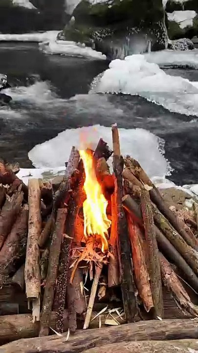 🇬🇧 | Winter fairy tale ❄️ Silence 🤫 Stream  Fire 🔥 Fish 🐟 My simple dinner by the fire 🔥😋 Who cooks like this in the forest 🌲🌳 - like 👍, who disagrees - comment why ✌️😎  🇩🇪 | Wintermärchen ❄️ Stille 🤫 Bach  Lagerfeuer 🔥 Fisch 🐟 Mein ei