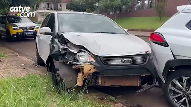 Carro atinge dois veículos estacionados no Centro de Cascavel e mulher de 58 anos fica ferida