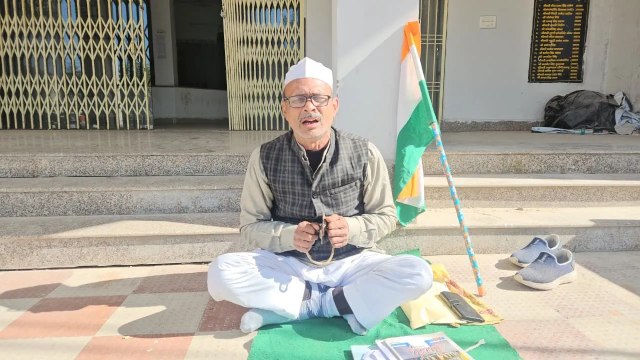 जिपं कार्यालय पर धरने पर बैठे अन्ना हजारे