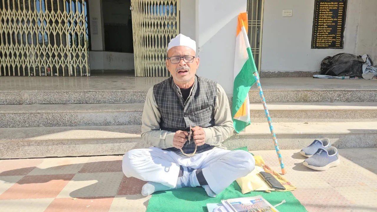 जिपं कार्यालय पर धरने पर बैठे अन्ना हजारे