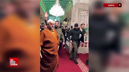 Ahmed Şara sabah namazını Emevi Camii'nde kıldı