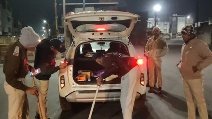पुलिस ने देर रात खटखटाए गुंडे बदमाशों के दरवाजे, चौराहे पर पुलिस देख छुटा लोगों का पसीना