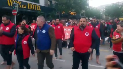 İzmir Büyükşehir’de ödeme krizi eyleme dönüştü: İşçiler çıplak ayakla yürümeye başladı