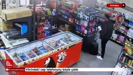 İstanbul'da bir zincir markette hırsızlık: Vitrindeki cep telefonunu böyle çaldı