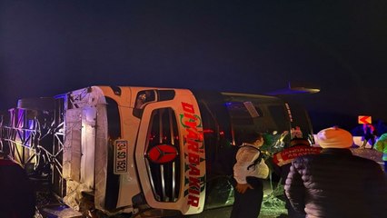 Osmaniye’de kaygan zeminde kontrolden çıkan yolcu otobüsü devrildi: Üç kişi yaralandı