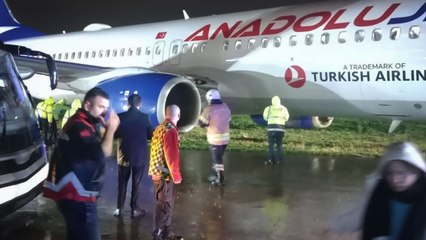 Sabiha Gökçen Havalimanında korku dolu anlar: Priştine'den gelen yolcu uçağı pistten çıkarak toprağa saplandı