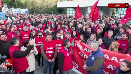 İzmir Büyükşehir Belediyesi işçilerinden çıplak ayaklı eylem
