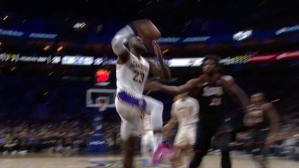Lakers - L'énorme dunk de LeBron James face aux 76ers