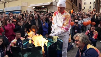 Italienischer Schwimmer Damiano Lestingi macht Heiratsantrag bei Zeremonie der olympischen Flamme