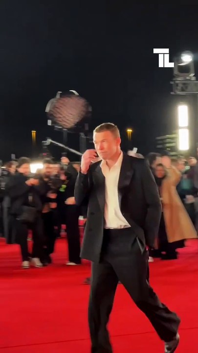 TELE-LOISIRS - Durant l’avant-première Sam Worthington a signé des autographes aux nombreux fans présents