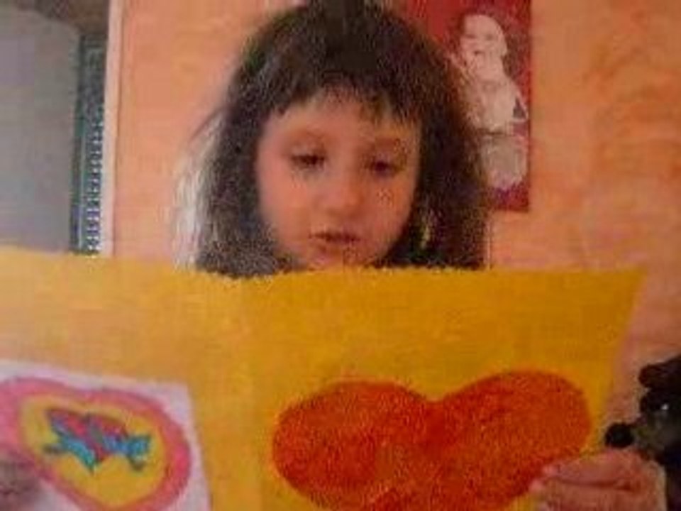 Mélissa récite son poême de fête des mamans