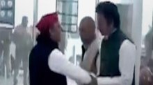 एयरपोर्ट पर अखिलेश का हाथ पकड़कर ले गया शख्स