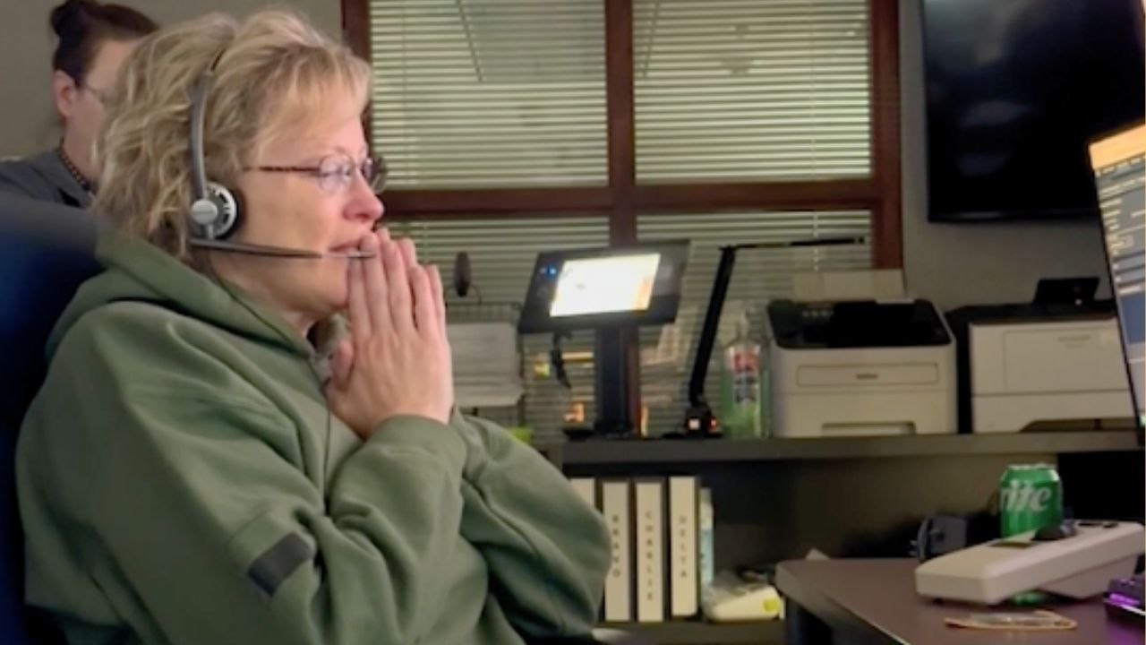 911 Dispatcher Mom Gets Emotional When Family Surprise Her On Retirement Sign-Off Call After 31 Years | Happily TV
