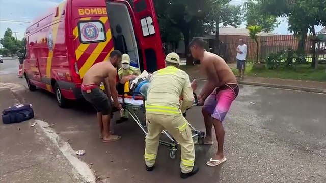 Motociclista tem fratura no punho após colisão com carro na Rua Galileu, no Bairro Interlagos