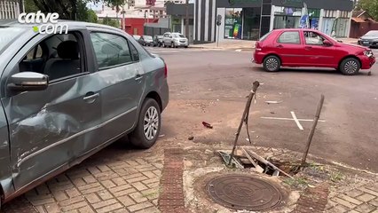 Carros batem em cruzamento na região central de Cascavel