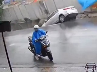 Riesiges Senkloch verschluckt zwei Autos