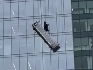 Drama im 15. Stock: Feuerwehr rettet Fensterputzer