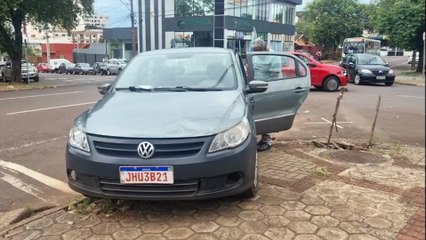 Vídeo mostra colisão entre Palio e Voyage no Centro de Cascavel