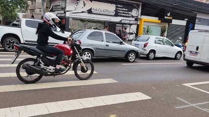Corsa e Celta se envolvem em colisão traseira na Rua Recife