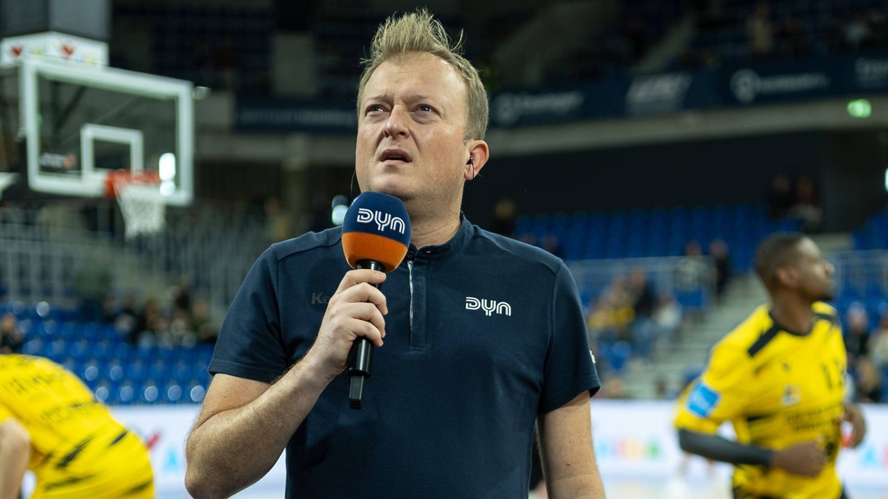 'Hiiiiieeer': Schiedsrichter finden Ball beim Kommentator nicht