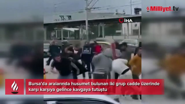 Taşlar, sopalar, yumruklar havada uçuştu: İki grup arasındaki kavgada ilginç kareler