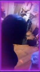 Super. Nous sommes de retour pour remercier toute l'équipe de Bla Bla Bar. Merci au public qui a chanté et dansé toute la soirée A bientôt