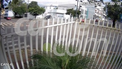 Câmera flagra acidente entre carros no Centro de Cascavel