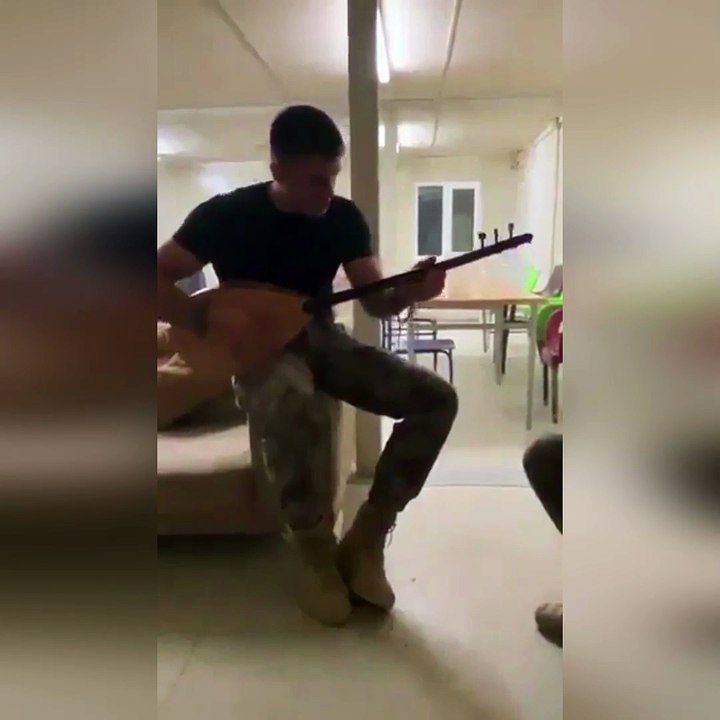 Bugün şehit olan Polis Özel Harekat Emre Albayrak'ın bağlama çaldığı görüntüler ortaya çıktı.