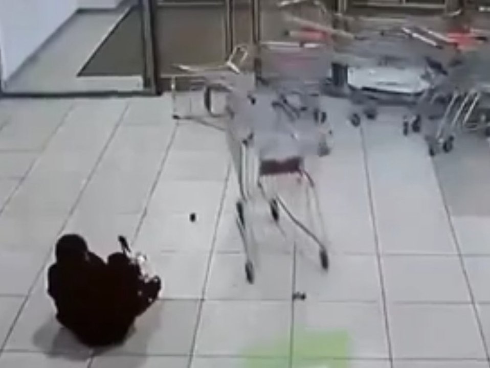 Vom Rollband gerutscht: Einkaufswägen krachen in Kundin