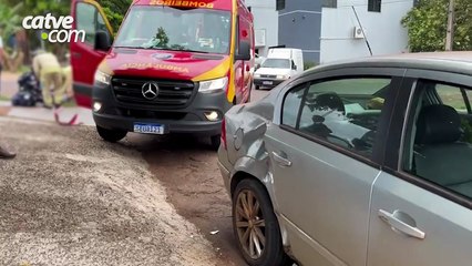 Batida entre carro e moto deixa jovem ferido no bairro Floresta