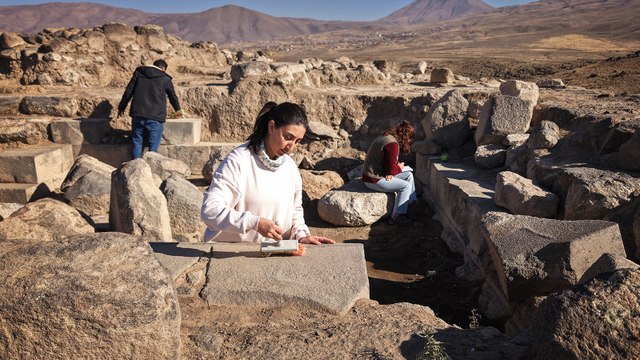 Van'daki Körzüt Kalesi'nde giriş yolu ortaya çıkarıldı